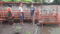 ANGGOTA Komisi II DPRD NTB, Made Slamet (kanan) saat meninjau bantuan alat hidroponik pada salah satu sekolah Hindu di Kota Mataram. Foto: rul ANGGOTA Komisi II DPRD NTB, Made Slamet (kanan) saat meninjau bantuan alat hidroponik pada salah satu sekolah Hindu di Kota Mataram. Foto: rul