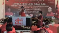 SALAH satu peserta menunjukan aksinya dalam Lomba Mixologi Arak Bali yang digelar DPC PDIP Gianyar. Foto: adi SALAH satu peserta menunjukan aksinya dalam Lomba Mixologi Arak Bali yang digelar DPC PDIP Gianyar. Foto: adi