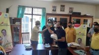 SUGAWA Korry didampingi IGK Kresna Budi, Minggu (25/4/2021) menyerahkan bantuan sembako untuk warga Kelurahan Kampung Anyar dan Kaliuntu, Singaraja yang menjadi korban bencana banjir beberapa waktu lalu. Foto: ist SUGAWA Korry didampingi IGK Kresna Budi, Minggu (25/4/2021) menyerahkan bantuan sembako untuk warga Kelurahan Kampung Anyar dan Kaliuntu, Singaraja yang menjadi korban bencana banjir beberapa waktu lalu. Foto: ist