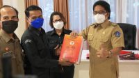 KETUT Ariyani (dua kanan) saat audiensi ke Bupati Badung, Nyoman Giri Prasta, bersama jajaran Bawaslu Badung, belum lama ini. Salah satu yang dibahas terkait permohonan hibah lahan untuk Bawaslu Badung. Foto: ist KETUT Ariyani (dua kanan) saat audiensi ke Bupati Badung, Nyoman Giri Prasta, bersama jajaran Bawaslu Badung, belum lama ini. Salah satu yang dibahas terkait permohonan hibah lahan untuk Bawaslu Badung. Foto: ist