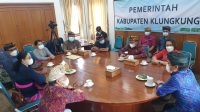 BUPATI Suwirta (kanan) saat menerima audiensi Bawaslu Bali dan Bawaslu Klungkung di ruang kerjanya, Kamis (29/4/2021). Dia mengajak Bawaslu memberi pendidikan politik ke publik untuk mengikis pragmatisme masyarakat dalam hajatan pesta demokrasi. Foto: ist BUPATI Suwirta (kanan) saat menerima audiensi Bawaslu Bali dan Bawaslu Klungkung di ruang kerjanya, Kamis (29/4/2021). Dia mengajak Bawaslu memberi pendidikan politik ke publik untuk mengikis pragmatisme masyarakat dalam hajatan pesta demokrasi. Foto: ist