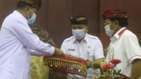 BUPATI Gianyar, Made Mahayastra, menyampaikan LKPJ Tahun 2020 kepada Ketua DPRD Gianyar, I Wayan Tagel Winarta. Foto: adi BUPATI Gianyar, Made Mahayastra, menyampaikan LKPJ Tahun 2020 kepada Ketua DPRD Gianyar, I Wayan Tagel Winarta. Foto: adi