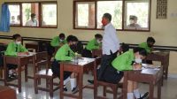 BUPATI Karangasem, Gede Dana, memantau kegiatan belajar-mengajar di SMK Giri Pandawa di Kecamatan Rendang, Rabu (28/4/2021). Foto: ist BUPATI Karangasem, Gede Dana, memantau kegiatan belajar-mengajar di SMK Giri Pandawa di Kecamatan Rendang, Rabu (28/4/2021). Foto: ist