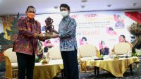 BUPATI Klungkung, I Nyoman Suwirta, menjadi narasumber Seminar Regional Penguatan dan Sinergisme Lembaga Keuangan Daerah, Koperasi, BPR dan LPD di Grand Inna Beach Hotel Sanur, Denpasar, Selasa (27/4/2021). Foto: ist BUPATI Klungkung, I Nyoman Suwirta, menjadi narasumber Seminar Regional Penguatan dan Sinergisme Lembaga Keuangan Daerah, Koperasi, BPR dan LPD di Grand Inna Beach Hotel Sanur, Denpasar, Selasa (27/4/2021). Foto: ist