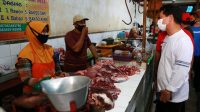 BUPATI Suwirta melakukan monitoring ke Pasar Umum Galiran, Minggu (11/4/2021). Foto: ist BUPATI Suwirta melakukan monitoring ke Pasar Umum Galiran, Minggu (11/4/2021). Foto: ist