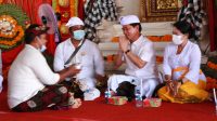 BUPATI Suwirta menghadiri Karya Mecaru Rsi Gana, Melaspas, Mendem Pedagingan lan Ngenteg Linggih di Banjar Adat Mentigi, Desa Adat Dalem Setra Batununggul, Desa Batununggul, Nusa Penida, Kamis (15/4/2021). Foto: ist BUPATI Suwirta menghadiri Karya Mecaru Rsi Gana, Melaspas, Mendem Pedagingan lan Ngenteg Linggih di Banjar Adat Mentigi, Desa Adat Dalem Setra Batununggul, Desa Batununggul, Nusa Penida, Kamis (15/4/2021). Foto: ist