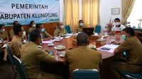 BUPATI Suwirta memimpin rapat terkait keikutsertaan Pemkab Klungkung dalam kompetisi Sistem Inovasi Pelayanan Publik (Sinovik) tahun 2021 di ruang rapat Bupati Klungkung, Senin (19/4/2021). Foto: ist BUPATI Suwirta memimpin rapat terkait keikutsertaan Pemkab Klungkung dalam kompetisi Sistem Inovasi Pelayanan Publik (Sinovik) tahun 2021 di ruang rapat Bupati Klungkung, Senin (19/4/2021). Foto: ist