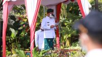 BUPATI Suwirta menjadi Inspektur Upacara peringatan HUT ke-113 Puputan Klungkung dan HUT ke-29 Kota Semarapura di halaman belakang kantor Bupati Klungkung, Rabu (28/4/2021) pagi. Foto: ist BUPATI Suwirta menjadi Inspektur Upacara peringatan HUT ke-113 Puputan Klungkung dan HUT ke-29 Kota Semarapura di halaman belakang kantor Bupati Klungkung, Rabu (28/4/2021) pagi. Foto: ist