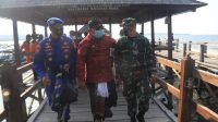 BUPATI Jembrana, I Nengah Tamba, di sela-sela upacara mulang pakelem serta tabur bunga di Labuan Lalang, Kabupaten Buleleng, Kamis (29/4/2021) untuk mengenang prajurit TNI yang gugur dalam peristiwa tenggelamnya KRI Nanggala 402. Foto: man BUPATI Jembrana, I Nengah Tamba, di sela-sela upacara mulang pakelem serta tabur bunga di Labuan Lalang, Kabupaten Buleleng, Kamis (29/4/2021) untuk mengenang prajurit TNI yang gugur dalam peristiwa tenggelamnya KRI Nanggala 402. Foto: man