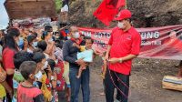 DEWA Made Mahayadnya (kanan) bersama Cokorda Gede Agung saat menyalurkan bantuan ke warga terdampak bencana di NTT. Foto: ist DEWA Made Mahayadnya (kanan) bersama Cokorda Gede Agung saat menyalurkan bantuan ke warga terdampak bencana di NTT. Foto: ist