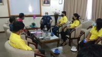 AUDIENSI tujuh anggota DPK Perhimpunan Pemuda Hindu (Peradah) Indonesia Kabupaten Karangasem ke Wakil Bupati Karangasem, I Wayan Artha Dipa, Selasa (20/4/2021). Wabup mengapresiasi DPK Peradah Indonesia Kabupaten Karangasem melestarikan tradisi ngejot (berbagi makanan) untuk warga kurang mampu. Foto: ist AUDIENSI tujuh anggota DPK Perhimpunan Pemuda Hindu (Peradah) Indonesia Kabupaten Karangasem ke Wakil Bupati Karangasem, I Wayan Artha Dipa, Selasa (20/4/2021). Wabup mengapresiasi DPK Peradah Indonesia Kabupaten Karangasem melestarikan tradisi ngejot (berbagi makanan) untuk warga kurang mampu. Foto: ist