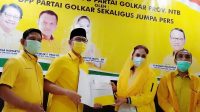 WAKIL Bendahara Umum DPP Golkar yang juga sekaligus Koordinator Daerah (Korda) DPP Golkar NTB, Sari Yuliati, saat menyerahkan SK kepada Mohan Roliskana di DPD Golkar NTB, Minggu (25/4/2021) malam. Foto: rul WAKIL Bendahara Umum DPP Golkar yang juga sekaligus Koordinator Daerah (Korda) DPP Golkar NTB, Sari Yuliati, saat menyerahkan SK kepada Mohan Roliskana di DPD Golkar NTB, Minggu (25/4/2021) malam. Foto: rul