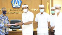 KETUA Komisi II DPRD Badung, Gusti Anom Gumanti; didampingi Kadis PUPR, IB Surya Suamba; dan Kadis Pertanian dan Pangan, I Wayan Wijana, menyerahkan dokumen kepada Asisten Ombudsman RI Bali, Dhuha F. Mubarok, Senin (26/4/2021). Foto: ist KETUA Komisi II DPRD Badung, Gusti Anom Gumanti; didampingi Kadis PUPR, IB Surya Suamba; dan Kadis Pertanian dan Pangan, I Wayan Wijana, menyerahkan dokumen kepada Asisten Ombudsman RI Bali, Dhuha F. Mubarok, Senin (26/4/2021). Foto: ist