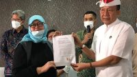 DESAK Made Darmawati didampingi Ketua PHDI Pusat, Mayjen TNI Purnawirawan, Wisnu Bawa Tenaya memperlihatkan surat pernyataan permohonan maaf bermeterai 10.000 seusai dibacanya di Gedung Lapangan Tembak Kesatrian Kopassus Cijantung, Jakarta Selatan, Sabtu (17/4/2021) malam. Foto: ist DESAK Made Darmawati didampingi Ketua PHDI Pusat, Mayjen TNI Purnawirawan, Wisnu Bawa Tenaya memperlihatkan surat pernyataan permohonan maaf bermeterai 10.000 seusai dibacanya di Gedung Lapangan Tembak Kesatrian Kopassus Cijantung, Jakarta Selatan, Sabtu (17/4/2021) malam. Foto: ist