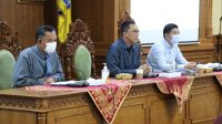 KADIS PUPR IB Surya Suamba; didampingi Kabag Pemerintahan Dewa Sudirawan, saat memimpin Focus Group Discussion (FGD) tentang Persiapan Penataan Sarana Utilitas Fiber Optik di Kabupaten Badung bertempat di Ruang Kriya Gosana Puspem Badung, Selasa (27/4/2021). Foto: ist KADIS PUPR IB Surya Suamba; didampingi Kabag Pemerintahan Dewa Sudirawan, saat memimpin Focus Group Discussion (FGD) tentang Persiapan Penataan Sarana Utilitas Fiber Optik di Kabupaten Badung bertempat di Ruang Kriya Gosana Puspem Badung, Selasa (27/4/2021). Foto: ist