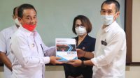 BUPATI I Gede Dana menerima hasil pengawasan Pilkada Karangasem dari Ketua KPU Karangasem, I Putu Gede Suastrawan, didampingi Ketua Bawaslu Bali, Ketut Ariyani. Foto: hen BUPATI I Gede Dana menerima hasil pengawasan Pilkada Karangasem dari Ketua KPU Karangasem, I Putu Gede Suastrawan, didampingi Ketua Bawaslu Bali, Ketut Ariyani. Foto: hen