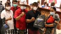 BUPATI Tabanan, I Komang Gede Sanjaya, menyerahkan secara simbolis bantuan paket gemarikan kepada beberapa perwakilan masyarakat Tabanan, di Ruang Rapat Lantai III Kantor Bupati Tabanan, Kamis (29/4/2021). Foto: ist BUPATI Tabanan, I Komang Gede Sanjaya, menyerahkan secara simbolis bantuan paket gemarikan kepada beberapa perwakilan masyarakat Tabanan, di Ruang Rapat Lantai III Kantor Bupati Tabanan, Kamis (29/4/2021). Foto: ist