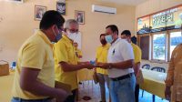 KETUA DPD Partai Golkar Buleleng, IGK Kresna Budi, saat menyerahkan SK kepada salah satu ketua PK Golkar. Foto: rik KETUA DPD Partai Golkar Buleleng, IGK Kresna Budi, saat menyerahkan SK kepada salah satu ketua PK Golkar. Foto: rik