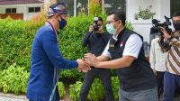 GUBERNUR NTB Zulkieflimansyah (kanan) saat menyambut kedatangan AHY di pendopo gubernur, Rabu (28/4/2021). Foto: rul GUBERNUR NTB Zulkieflimansyah (kanan) saat menyambut kedatangan AHY di pendopo gubernur, Rabu (28/4/2021). Foto: rul