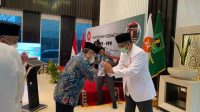 GUBERNUR NTB, Zulkieflimansyah, yang juga salah satu Ketua DPP PKS, menyambut kedatangan Ketua Umum PPP Suharso Monoarfa di kantor DPP PKS, Kamis (15/4/2021). Foto: rul GUBERNUR NTB, Zulkieflimansyah, yang juga salah satu Ketua DPP PKS, menyambut kedatangan Ketua Umum PPP Suharso Monoarfa di kantor DPP PKS, Kamis (15/4/2021). Foto: rul