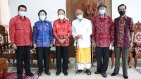 Gubernur Koster didampingi Gede Darmawa berfoto bersama dengan jajaran Listibiya Provinsi Bali