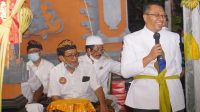 Gubernur NTB Zulkieflimansyah saat menghadiri Simakrama dengan umat Hindu, di Pura Pasek Sapta Resi di Gebang