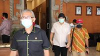 IGK Kresna Budi (kiri) saat kunjungan kerja Komisi II di daerah. Dia mengkritisi pelayanan tempat tes cepat antigen di Bandara I Gusti Ngurah Rai. Foto: hen IGK Kresna Budi (kiri) saat kunjungan kerja Komisi II di daerah. Dia mengkritisi pelayanan tempat tes cepat antigen di Bandara I Gusti Ngurah Rai. Foto: hen
