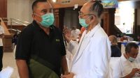 BUPATI JEMBRANA, I Nengah Tamba, bersama rohaniawan di sela-sela vaksinasi tahap dua di Jembrana, Jumat (16/4/2021). Foto: ist BUPATI JEMBRANA, I Nengah Tamba, bersama rohaniawan di sela-sela vaksinasi tahap dua di Jembrana, Jumat (16/4/2021). Foto: ist