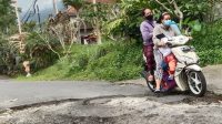 Jalan rusak menuju Pura Petali