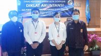 KADIS Koperasi dan UMKM Kota Denpasar, Made Erwin Suryadarma (kanan) foto bersama Ketua Dekopinda Denpasar, Wayan Mudana (kiri) dan peserta diklat akuntansi koperasi di Aula Kantor Diskop UMKM Denpasar, Selasa (24/4/2021). Foto: ist KADIS Koperasi dan UMKM Kota Denpasar, Made Erwin Suryadarma (kanan) foto bersama Ketua Dekopinda Denpasar, Wayan Mudana (kiri) dan peserta diklat akuntansi koperasi di Aula Kantor Diskop UMKM Denpasar, Selasa (24/4/2021). Foto: ist
