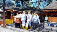 TIM penanganan jenazah Covid-19 Bangli dari BPBD melakukan prosesi kremasi dua jenazah positif Covid-19 di Krematorium Bebalang, Minggu (18/4/2021). Foto: ist TIM penanganan jenazah Covid-19 Bangli dari BPBD melakukan prosesi kremasi dua jenazah positif Covid-19 di Krematorium Bebalang, Minggu (18/4/2021). Foto: ist