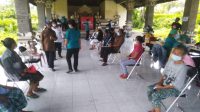 PULUHAN lansia antusias berdatangan diantarkan anggota keluarga untuk mengikuti vaksinasi Covid-19 di wantilan kantor Camat Selat, Kamis (8/4/2021). Foto: nad PULUHAN lansia antusias berdatangan diantarkan anggota keluarga untuk mengikuti vaksinasi Covid-19 di wantilan kantor Camat Selat, Kamis (8/4/2021). Foto: nad