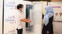 PENYERAHAN LG Styler yang dikenal sebagai lemari pakaian dengan fungsi sanitasi pakaian kepada Brawijaya Hospital Antasari, Jakarta Selatan. Foto: ist PENYERAHAN LG Styler yang dikenal sebagai lemari pakaian dengan fungsi sanitasi pakaian kepada Brawijaya Hospital Antasari, Jakarta Selatan. Foto: ist