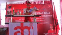 PESERTA lomba mixology arak bali sedang meracik arak bali di Villa Dulang, Semarapura Tengah, Sabtu (3/4/2021). Foto: ist PESERTA lomba mixology arak bali sedang meracik arak bali di Villa Dulang, Semarapura Tengah, Sabtu (3/4/2021). Foto: ist