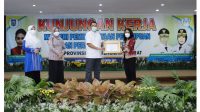 MENTERI PPPA RI, IGA Bintang Darmawati saat memberikan penghargaan pada Gubernur NTB, Zulkieflimansyah, di Kantor Gubernur setempat, Jumat (16/4/2021). Foto: ist MENTERI PPPA RI, IGA Bintang Darmawati saat memberikan penghargaan pada Gubernur NTB, Zulkieflimansyah, di Kantor Gubernur setempat, Jumat (16/4/2021). Foto: ist