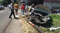 Mobil tabrak tiang
