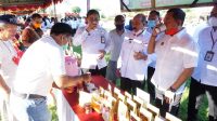 BUPATI Karangasem, I Gede Dana; bersama Wakil Bupati I Wayan Arta Dipa, saat mengunjungi Pasar Gotong Royong Krama Bali yang digelar di Lapangan Taman Budaya Candra Buana, Karangasem, Rabu (21/4/2021). Foto: ist BUPATI Karangasem, I Gede Dana; bersama Wakil Bupati I Wayan Arta Dipa, saat mengunjungi Pasar Gotong Royong Krama Bali yang digelar di Lapangan Taman Budaya Candra Buana, Karangasem, Rabu (21/4/2021). Foto: ist