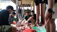KEGIATAN pemotongan babi yang dilakukan Peradah Karangasem untuk selanjutnya dibagikan kepada warga kurang mampu, Minggu (11/4/2021), menyambut perayaan Galungan. Foto: nad KEGIATAN pemotongan babi yang dilakukan Peradah Karangasem untuk selanjutnya dibagikan kepada warga kurang mampu, Minggu (11/4/2021), menyambut perayaan Galungan. Foto: nad