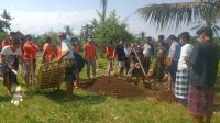 PROSESI penguburan jenazah Ni Komang Ayu Ardani. Foto: adi PROSESI penguburan jenazah Ni Komang Ayu Ardani. Foto: adi