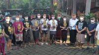 PEMENANG lomba tari Jauk Manis dan mekendang tunggal foto bersama Ketua Dewan Pembina RJW, Anak Agung Oka Ratmadi dan Arta Wirawan usai menerima piala di Puri Satria. Lomba seni secara virtual ini diselenggarakan Relawan Jaya Wibawa (RJW) berkolaborasi dengan Taruna Merah Putih (TMP). Foto: ist PEMENANG lomba tari Jauk Manis dan mekendang tunggal foto bersama Ketua Dewan Pembina RJW, Anak Agung Oka Ratmadi dan Arta Wirawan usai menerima piala di Puri Satria. Lomba seni secara virtual ini diselenggarakan Relawan Jaya Wibawa (RJW) berkolaborasi dengan Taruna Merah Putih (TMP). Foto: ist