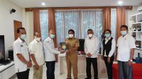 ROMBONGAN KPU Badung didampingi Ketua KPU Bali audiensi dengan Bupati Badung, I Nyoman Giri Prasta, di rumah jabatan Bupati, Senin (19/4). Selain mengapresiasi pelaksanaan Pilkada Badung 2020, Giri Prasta juga minta dilakukan sosialisasi dan simulasi terkait penambahan kursi di DPRD Badung. Foto: ist ROMBONGAN KPU Badung didampingi Ketua KPU Bali audiensi dengan Bupati Badung, I Nyoman Giri Prasta, di rumah jabatan Bupati, Senin (19/4). Selain mengapresiasi pelaksanaan Pilkada Badung 2020, Giri Prasta juga minta dilakukan sosialisasi dan simulasi terkait penambahan kursi di DPRD Badung. Foto: ist