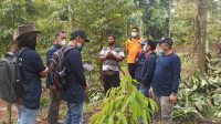 ROMBONGAN petani asal Sulawesi Barat mendatangi perkebunan durian di Banjar Dinas Tangkid, Desa Tamblang. Foto: ist ROMBONGAN petani asal Sulawesi Barat mendatangi perkebunan durian di Banjar Dinas Tangkid, Desa Tamblang. Foto: ist