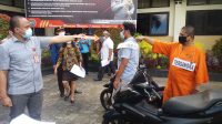 REKONSTRUKSI kasus pembunuhan yang terjadi di Banjar Dinas Darma Kelod, Desa Riang Gede, Kecamatan Penebel, 23 Maret 2021 lalu, dilaksanakan di halaman depan Polres Tabanan, Rabu (21/4/2021). Foto: ist REKONSTRUKSI kasus pembunuhan yang terjadi di Banjar Dinas Darma Kelod, Desa Riang Gede, Kecamatan Penebel, 23 Maret 2021 lalu, dilaksanakan di halaman depan Polres Tabanan, Rabu (21/4/2021). Foto: ist