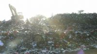 TUMPUKAN sampah di TPA Temesi. Dinas Lingkungan Hidup Gianyar membuat larangan bagi para sopir truk sampah untuk merokok di area TPA guna mengantisipasi potensi kebakaran. Foto: adi TUMPUKAN sampah di TPA Temesi. Dinas Lingkungan Hidup Gianyar membuat larangan bagi para sopir truk sampah untuk merokok di area TPA guna mengantisipasi potensi kebakaran. Foto: adi