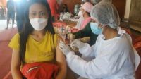 SENIMAN Gianyar yang akan tampil dalam Pesta Kesenian Bali (PKB) ke-43 tahun 2021 menjalani vaksinasi Covid-19, Jumat (16/4/2021) di Balai Budaya Gianyar. Foto: adi SENIMAN Gianyar yang akan tampil dalam Pesta Kesenian Bali (PKB) ke-43 tahun 2021 menjalani vaksinasi Covid-19, Jumat (16/4/2021) di Balai Budaya Gianyar. Foto: adi