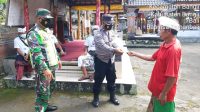 SATGAS Terpadu Covid-19 menyerahkan masker kepada Kelian Pengempon Pura Penataran Pande dan Penataran Sima Siladan, Desa Tamanbali. Pembagian masker dilakukan sehubungan dengan upacara piodalan, Jumat (16/4/2021). Foto: ist SATGAS Terpadu Covid-19 menyerahkan masker kepada Kelian Pengempon Pura Penataran Pande dan Penataran Sima Siladan, Desa Tamanbali. Pembagian masker dilakukan sehubungan dengan upacara piodalan, Jumat (16/4/2021). Foto: ist