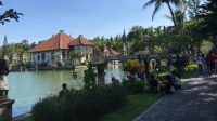 KUNJUNGAN wisatawan lokal ke Taman Soekasada, Ujung meningkat drastis saat Umanis Galungan, Kamis (15/4/2021). Foto: nad KUNJUNGAN wisatawan lokal ke Taman Soekasada, Ujung meningkat drastis saat Umanis Galungan, Kamis (15/4/2021). Foto: nad