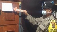 POLISI menunjukkan surat yang ditemukan di TKP gantung diri di Banjar Dinas Payangan Tengah, Desa Payangan, Marga, Tabanan. Foto: ist POLISI menunjukkan surat yang ditemukan di TKP gantung diri di Banjar Dinas Payangan Tengah, Desa Payangan, Marga, Tabanan. Foto: ist