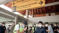 UNO COVID MENTERI Pariwisata dan Ekonomi Kreatif, Sandiaga Uno, menjura saat tiba di Bandara I Gusti Ngurah Rai dalam kunjungan kerja di Bali, Desember 2020 lalu. Adanya "tsunami" Corona di India patut diwaspadai semua pihak di Bali, karena Bali direncanakan uji coba pariwisata internasional pada Juni atau Juli mendatang. Foto: ist