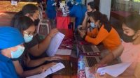 PELAKSANAAN vaksinasi di Banjar Pasdalem Gianyar. Foto: adi PELAKSANAAN vaksinasi di Banjar Pasdalem Gianyar. Foto: adi
